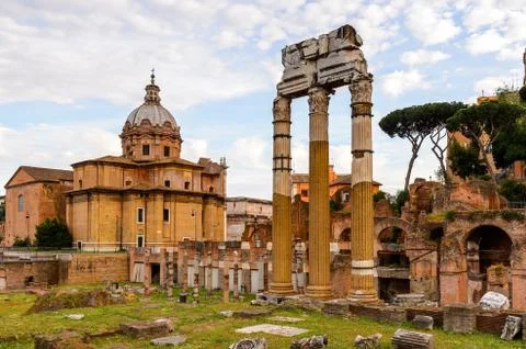 Roman Forum in the evening, a rectangular forum surrounded by the ruins of se Foto stock