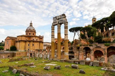 Roman Forum in the evening, a rectangular forum surrounded by the ruins of se Foto stock