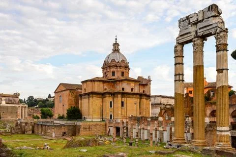 Roman Forum in the evening, a rectangular forum surrounded by the ruins of se Foto stock