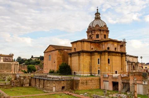 Roman Forum in the evening, a rectangular forum surrounded by the ruins of se Foto stock