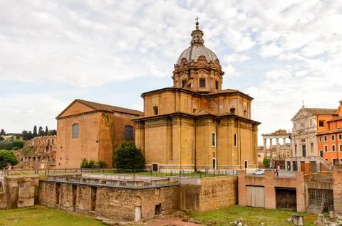 Roman Forum in the evening, a rectangular forum surrounded by the ruins of se Foto stock