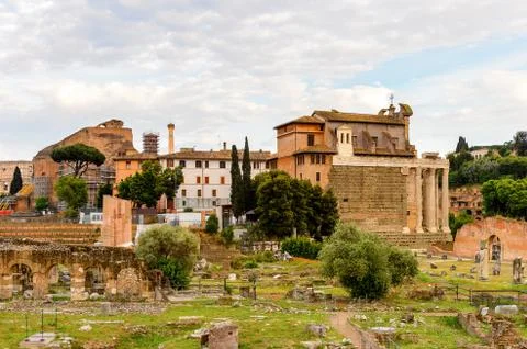 Roman Forum in the evening, a rectangular forum surrounded by the ruins of se Foto stock