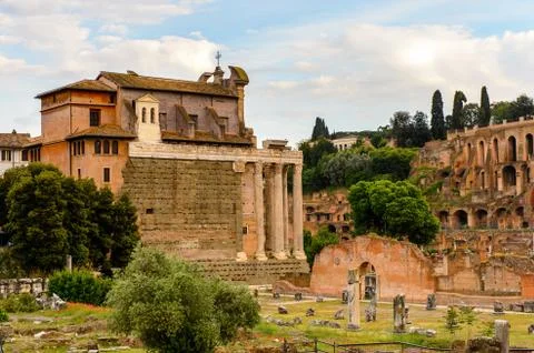 Roman Forum in the evening, a rectangular forum surrounded by the ruins of se Foto stock