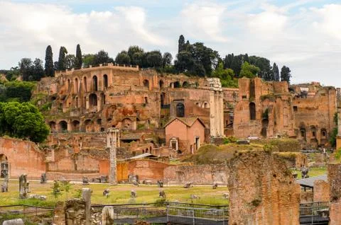 Roman Forum in the evening, a rectangular forum surrounded by the ruins of se Foto stock