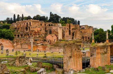 Roman Forum in the evening, a rectangular forum surrounded by the ruins of se Foto stock
