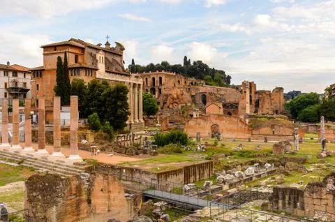 Roman Forum in the evening, a rectangular forum surrounded by the ruins of se Foto stock