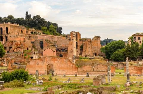 Roman Forum in the evening, a rectangular forum surrounded by the ruins of se Foto stock
