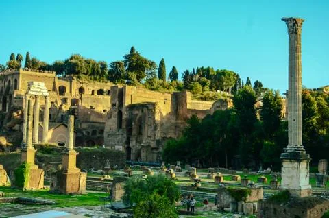The Roman Forum - rectangular plaza surrounded by the ruins of several import Foto stock