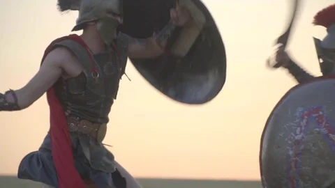 The Roman warrior attacks his enemy in time, while he is being closed by a 库存影片 78702172