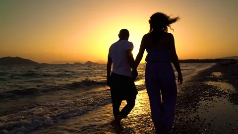 Romance on the Beach 4K Stock-Footage 81331003