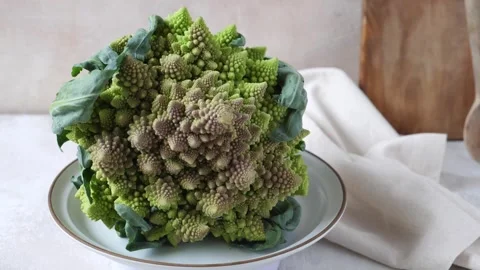 Romanesco broccoli rotating on plate, front view , 100 fps motion Stock Footage 246724474