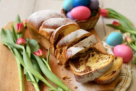 Romanian Easter bread  Cozonac on Easter Table 스톡 사진