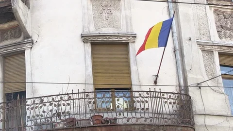 Romanian Flag Outside Building 스톡 동영상 102153083