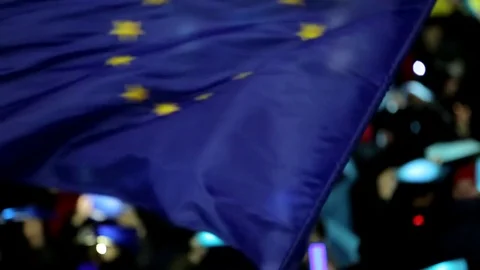 Romanian protesters with EU flag Vidéo 76442029