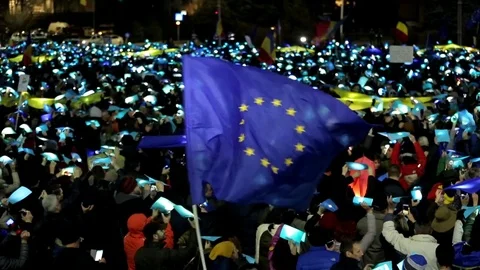 Romanian protesters with EU flag Vidéo 76442188