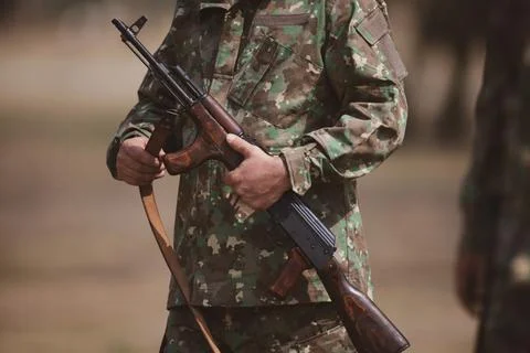 Romanian reservists take part at a drill where they train to shoot weapons Foto stock