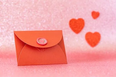 Romantic background. Red envelope with a love confession, Valentine's heart 스톡 사진