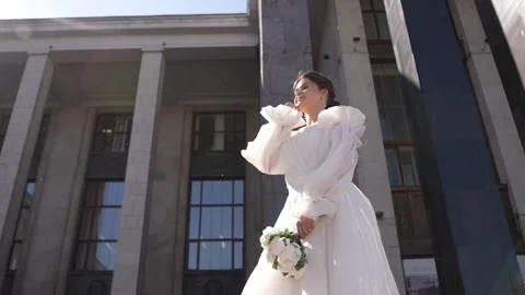 Romantic bride on the background of the mansion Vidéo 246154280