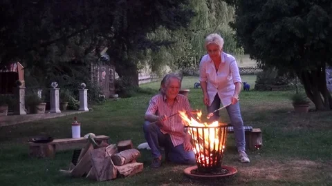 A romantic campfire also includes grilled sausages Video stock 92449692