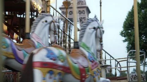 Romantic carousel in front of Eiffel Tower with bridal pair Vídeo Stock 41455901