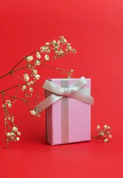 Romantic composition with gift pink box Foto stock