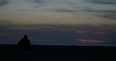 Romantic couple beach sunset closeup 库存影片 90566945