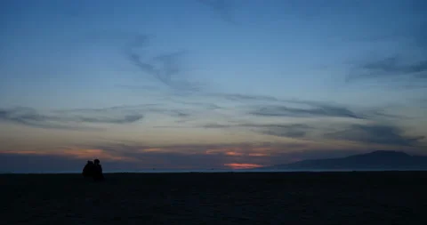 Romantic couple beach sunset one 库存影片 90567147