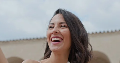 Romantic couple caressing feeling free and happy to the main square in rural Vídeo Stock 107627224