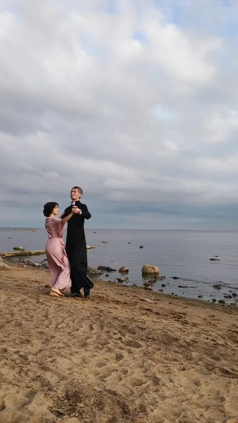 Romantic Couple Dancing on Sandy Beach at Seaside Vídeo Stock 331124048