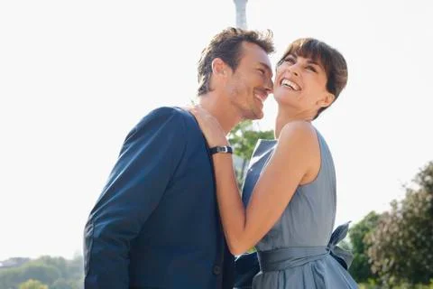 Romantic couple with the Eiffel Tower in the background, Paris, Ile-de-France, Foto stock