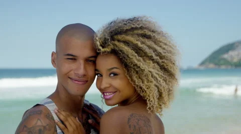 Romantic couple embracing on beach 库存影片 49612153