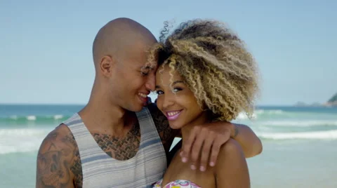Romantic couple embracing on beach 库存影片 49612203