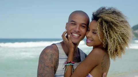 Romantic couple embracing on beach 库存影片 49612512