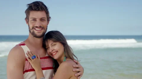 Romantic couple embracing on beach 库存影片 49613024