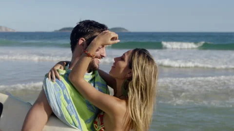 Romantic couple embracing on beach 库存影片 49620823