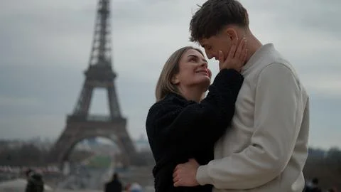 Romantic Couple Embracing With Eiffel Tower In Paris France Love And Affectio Foto stock