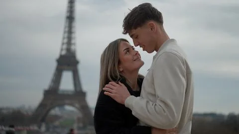 Romantic Couple Embracing With Eiffel Tower In Paris France Love And Connecti Fotos Stock