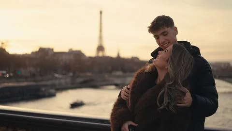 Romantic Couple Embracing With Eiffel Tower View In Paris France At Sunset Lo Fotos Stock