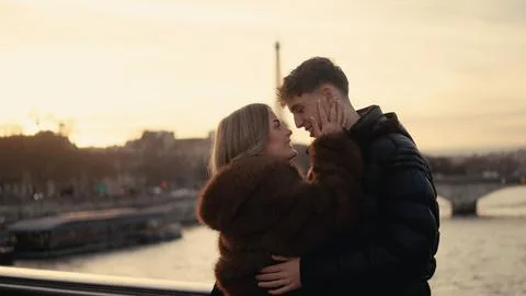 Romantic Couple Embracing With Eiffel Tower View In Paris France At Sunset Fo Foto stock