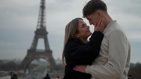 Romantic Couple Embracing With Eiffel Tower In Paris France Expressing Love A Fotos Stock