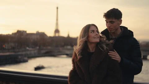 Romantic Couple Embracing With Eiffel Tower View In Paris France At Sunset Lo Fotos Stock