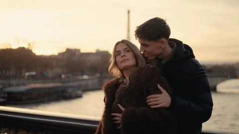 Romantic Couple Embracing With Eiffel Tower View In Paris France At Sunset Lo Foto stock