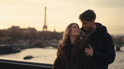 Romantic Couple Embracing With Eiffel Tower View In Paris France At Sunset Lo Fotos Stock