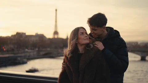 Romantic Couple Embracing With Eiffel Tower View In Paris France At Sunset Lo 写真素材
