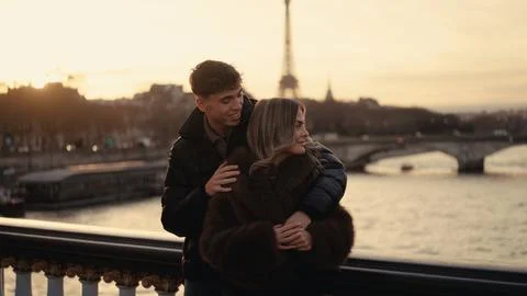 Romantic Couple Embracing With Eiffel Tower View In Paris France At Sunset Lo Fotos Stock