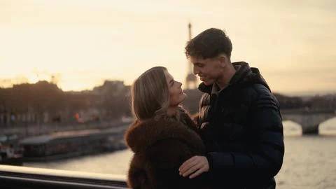 Romantic Couple Embracing With Eiffel Tower View In Paris France At Sunset Lo Fotos Stock