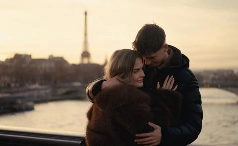 Romantic Couple Embracing With Eiffel Tower View In Paris France At Sunset Lo 写真素材