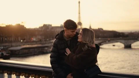 Romantic Couple Embracing With Eiffel Tower View In Paris France At Sunset Lo Fotos Stock