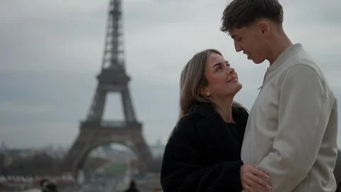 Romantic Couple Embracing With Eiffel Tower In Paris France Expressing Love A 스톡 사진