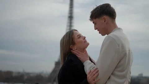 Romantic Couple Embracing With Eiffel Tower In Paris France Young Lovers Sh.. Fotos Stock